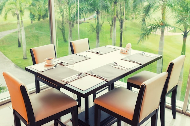 Table à manger avec jardin extérieur