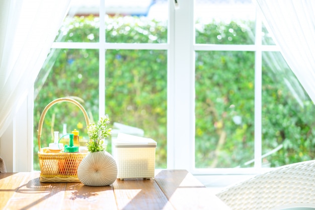 Table à Manger Avec La Lumière Du Soleil Du Matin Et Fond De Fenêtre Blanche.