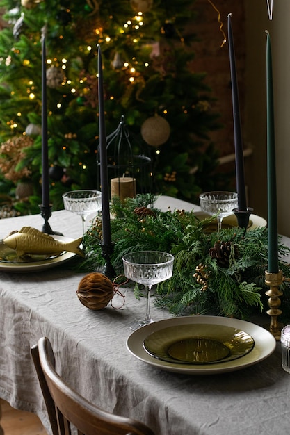 Une table à manger de noël décorée avec un sapin de noël