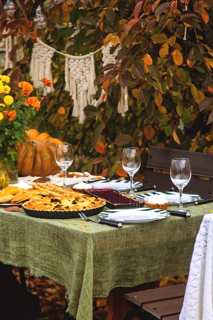 Table à manger pour des vacances en famille dans l'arrière-cour à l'automne.