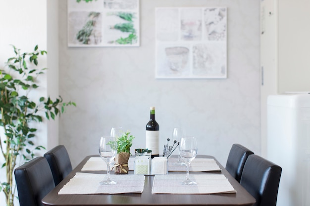 Table à manger prête pour la fête à la maison dans le salon à la maison