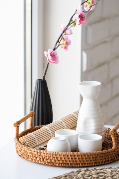 table à manger de style asiatique avec vaisselle et serviettes