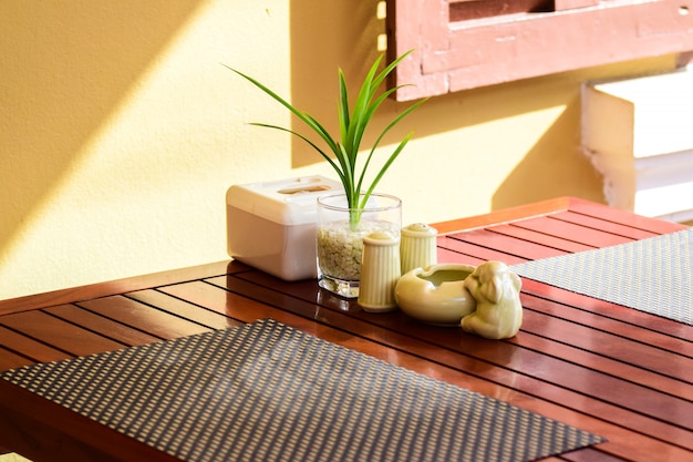 Table à manger, table de réception, vase à fleurs et cendrier