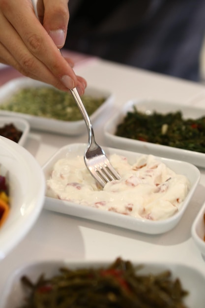 Table à manger traditionnelle turque et grecque avec boisson alcoolisée spéciale Raki Ouzo et Raki turc i