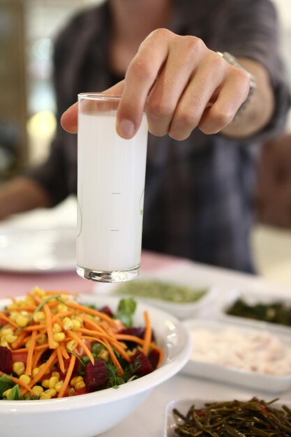 Table à manger traditionnelle turque et grecque avec boisson alcoolisée spéciale Raki Ouzo et Raki turc i