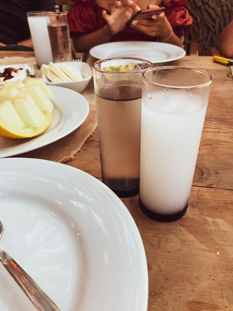 Table à manger traditionnelle turque et grecque avec boisson alcoolisée spéciale Raki. Ouzo et Raki turc i