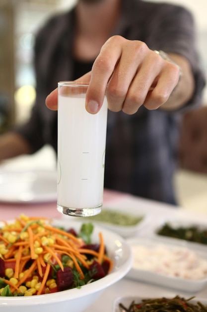 Table à manger traditionnelle turque et grecque avec boisson alcoolisée spéciale Raki Ouzo et Raki turc i