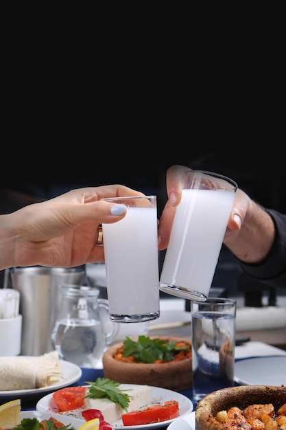 Table à manger traditionnelle turque et grecque avec boisson alcoolisée spéciale Raki Ouzo et Raki turc