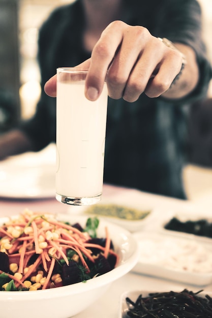 Table à manger traditionnelle turque et grecque avec boisson alcoolisée spéciale Raki Ouzo et Raki turc