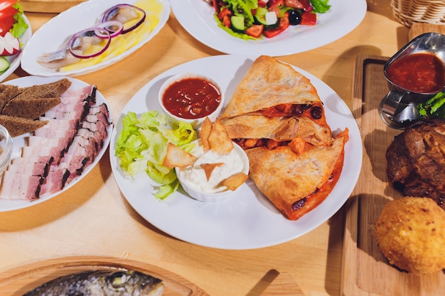 Table à manger avec une variété de collations et de salades