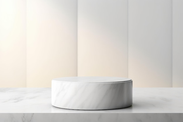 une table en marbre blanc avec un plateau rond et un cercle rond blanc autour.