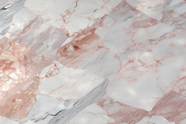 Une table en marbre avec du marbre rose et blanc.