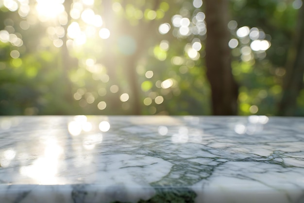 Photo table en marbre sur une forêt verte floue avec un fond bokeh