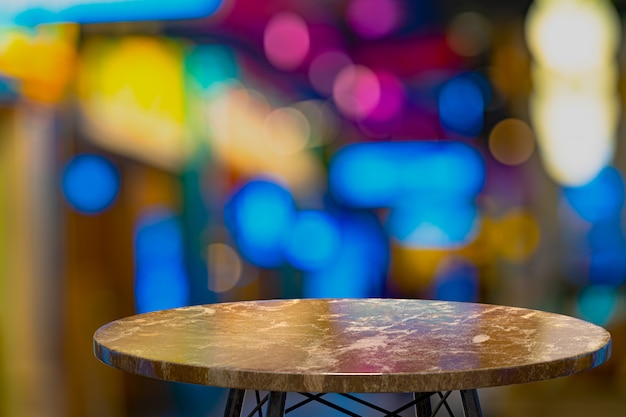 Table en marbre vide dans le bar de nuit