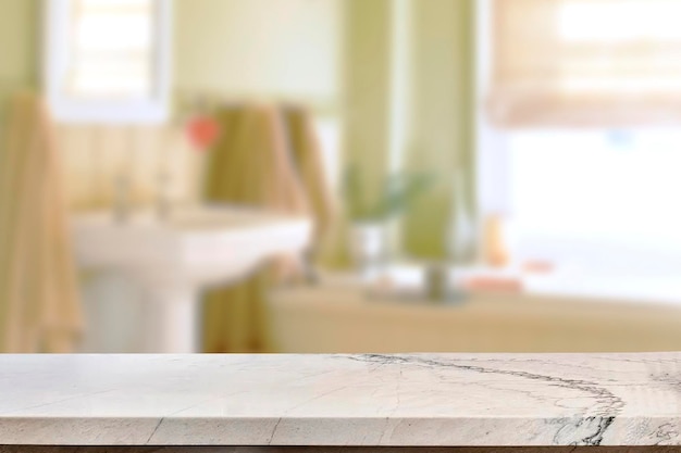 Table en marbre vide avec fond intérieur de salle de bain floue. pour l'affichage du produit.