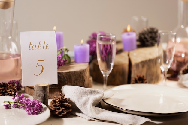 Table de mariage à angle élevé avec des bougies violettes