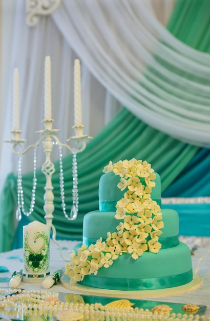 Table De Mariage Avec Des Bougies Et Des Gâteaux