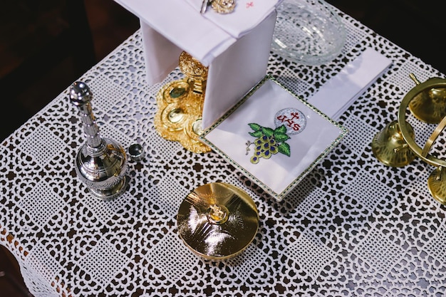 Table de mariage avec chandeliers et bougies en argent et orThème catholique de la Sainte Communion