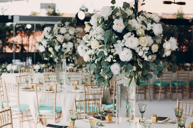 Table de mariage décor fleurs blanches