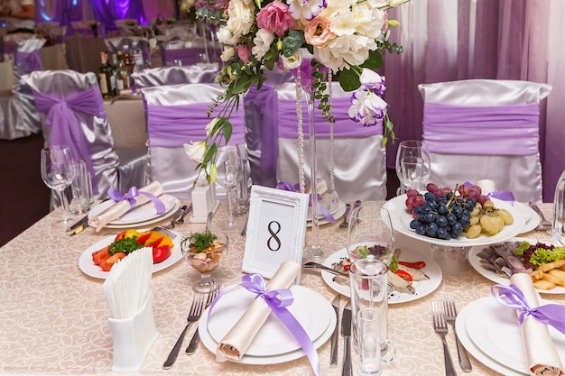 Une table de mariage décorée avec la chambre numéro huit. Table de mariage servie.