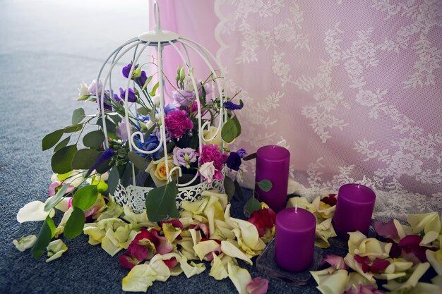 Photo une table de mariage décorée de fleurs de cage et de perles.