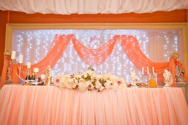 Table de mariage des jeunes lors d'un banquet de mariage décoré d'af