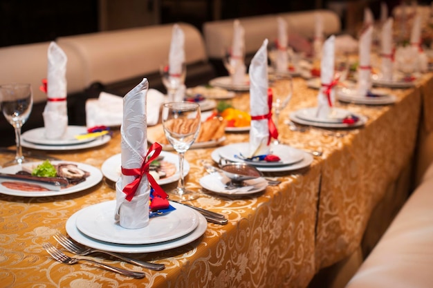 Table de mariage joliment décorée au restaurant