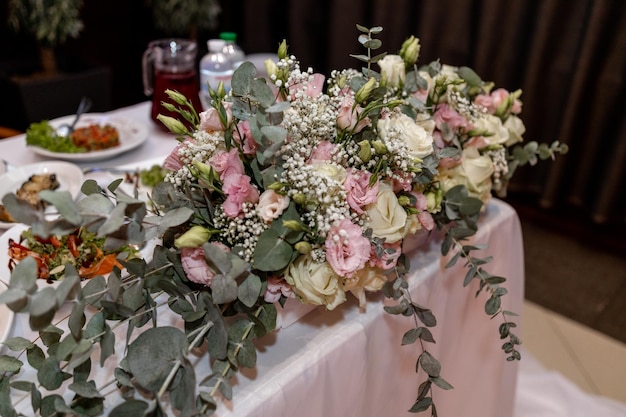 Table de mariage avec nourriture et décor au restaurant