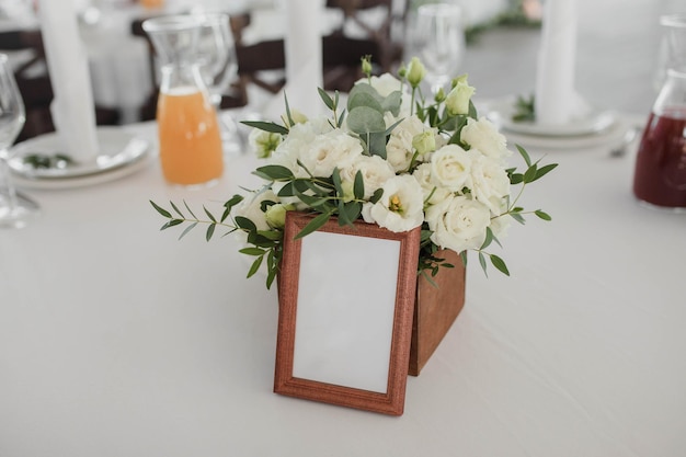 Table de mariage pour les invités avec numéro de siège et fleurs