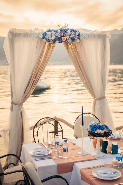 Table de mariage sur le rivage