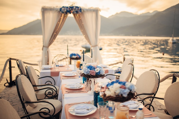 Table de mariage sur le rivage