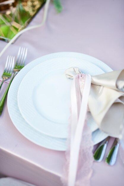 Table de mariage servant Belle table de fête décorée d'une maquette de bouquet de fleurs