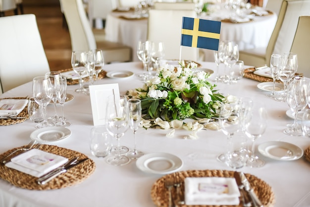 Photo table de mariage servie de fleurs