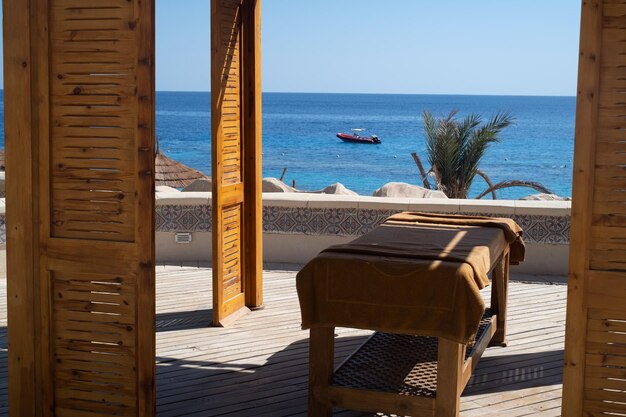 Table de massage avec vue sur la mer