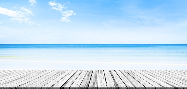 Table sur la mer Arrière-plan d'été Top pont en bois sur la plage blanche sable eau bleue et soleil ensoleillé