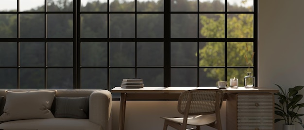 Une table minimale avec une chaise en bois contre la fenêtre dans un beau et confortable salon
