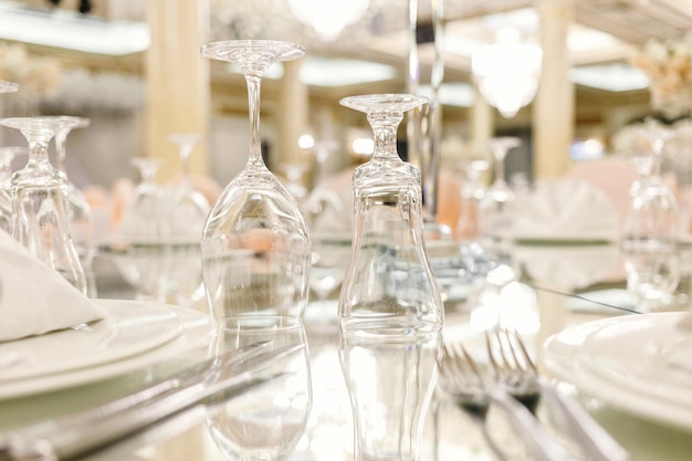Table miroir cadre festif dans un restaurant de luxe vue rapprochée Verres assiettes couverts sur table miroir Soft focus sélectif faible profondeur de champ