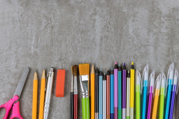 Table de mise à plat sur diverses fournitures d'art scolaire matériel d'étudiant de groupe