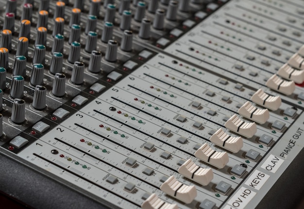 Table de mixage sonore mettant l'accent sur les curseurs audio pour le niveau des instruments de musique