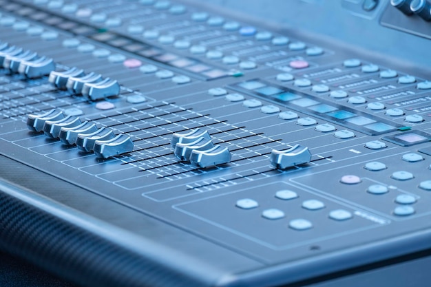 Table de mixage de studio d'enregistrement sonore Panneau de commande du mélangeur de musique Gros plan Mise au point sélective