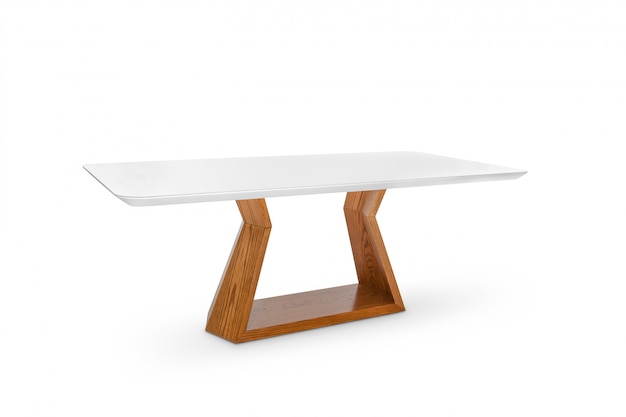 Table moderne en bois isolée