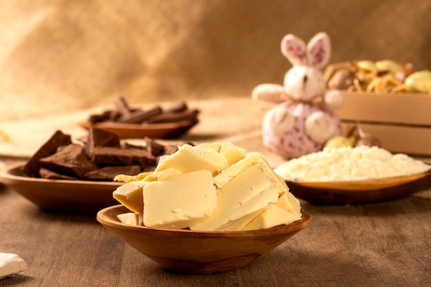 Table avec des morceaux de chocolat et décoration de Pâques.