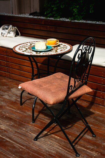 Photo une table en mosaïque sur une terrasse d'un café par une journée ensoleillée