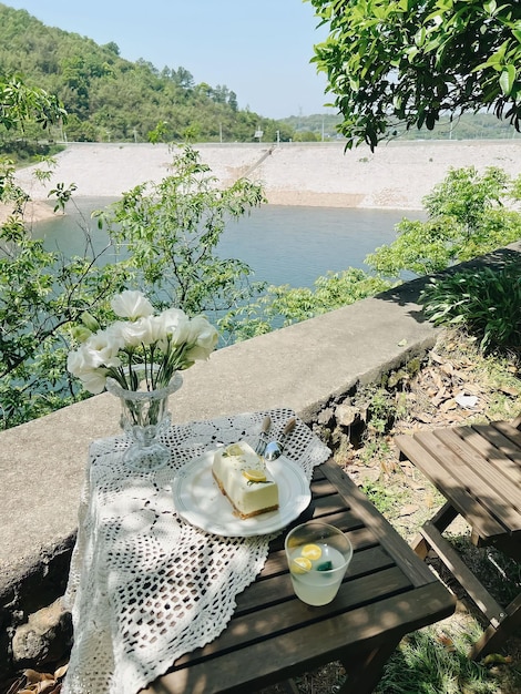 Une table avec une nappe blanche dessus et un verre de vin dessus.