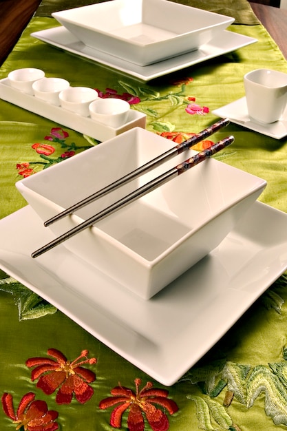 Table Avec Nappe Et Vaisselle Style Oriental.