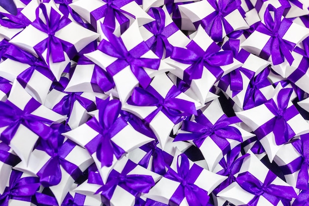 Table avec nappe violette et petits cadeaux pour les invités des jeunes mariés