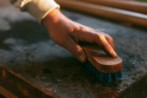 Table de nettoyage des mains gros plan avec brosse