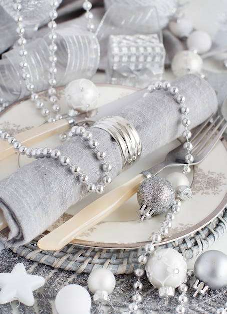 Table de Noël en argent avec décorations de Noël