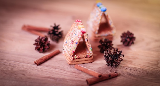 Table de Noël cannelle stickscookies et cônes de sapin sur bois