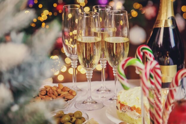 Table de Noël avec champagne et nourriture. Mise au point sélective. Vacance.